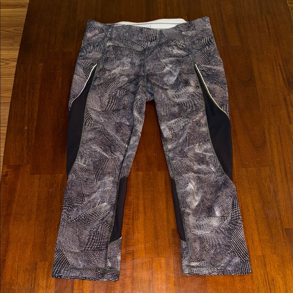 Lululemon Run off Route Mid-rise Crop leggings. Size 8. LW6Bl1S.
